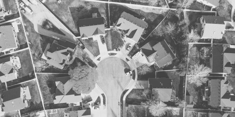 Top-down view of a cul-de-sac with houses arranged around a circular street.